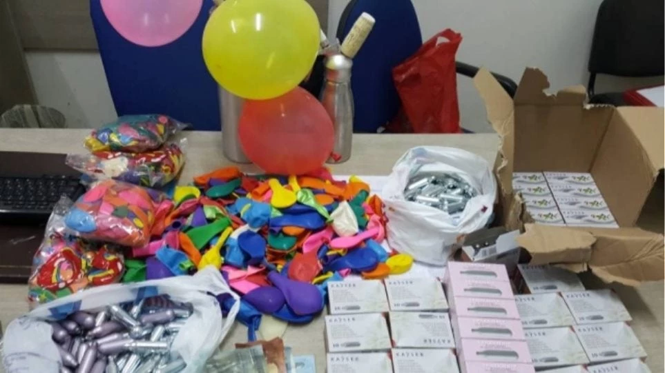 Μπαλόνια με αέριο γέλιου και σε… πάγκους στη Χερσόνησο!